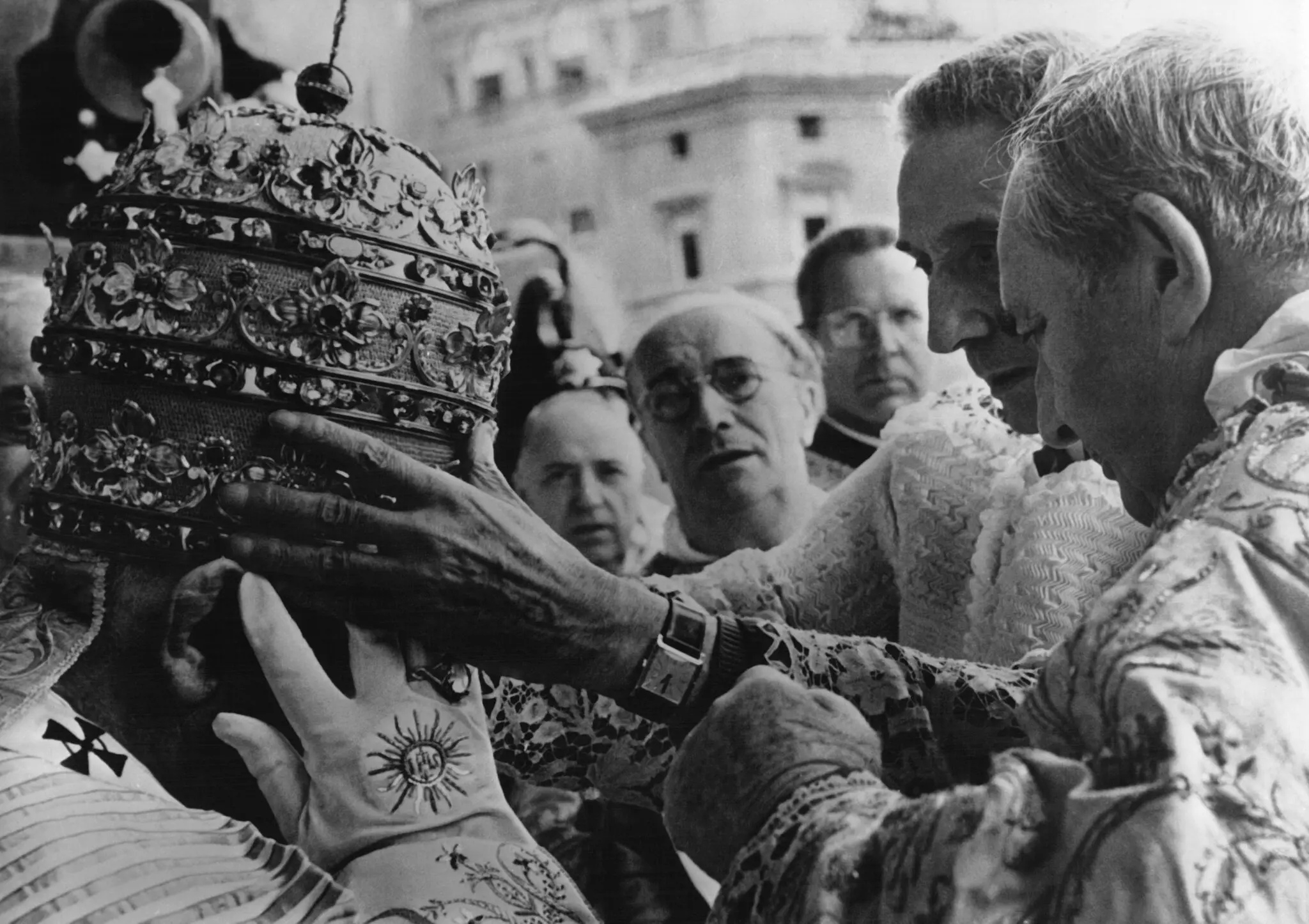 Спадок папської коронації: як інавгураційна меса без тіари відроджує традиції без корони